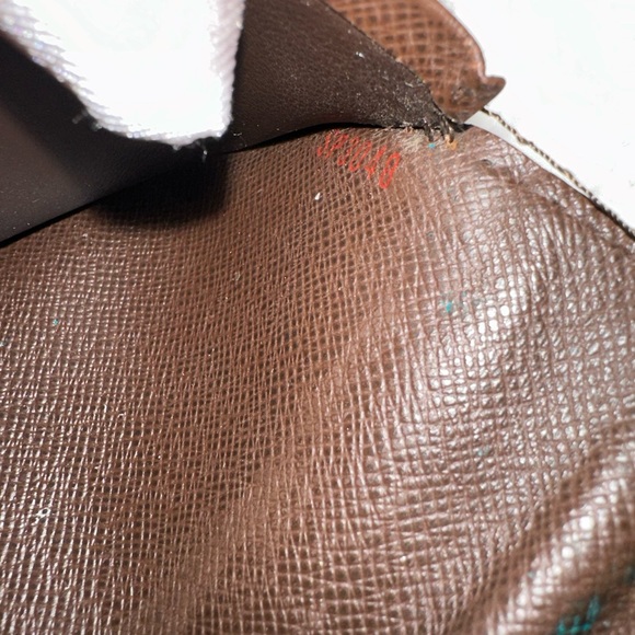 Authentic Louis Vuitton Damier wallet - Picture 10 of 13